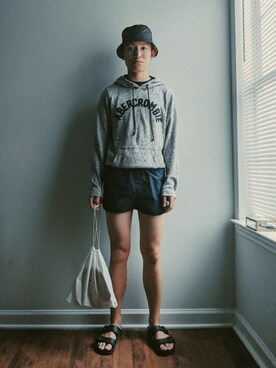 「Abercrombie&Fitch（アバークロンビーアンドフィッチ）のアイテム（パーカー）」を使った、PoHsuanYu1さん（メンズ・168cm）の秋コーディネート
