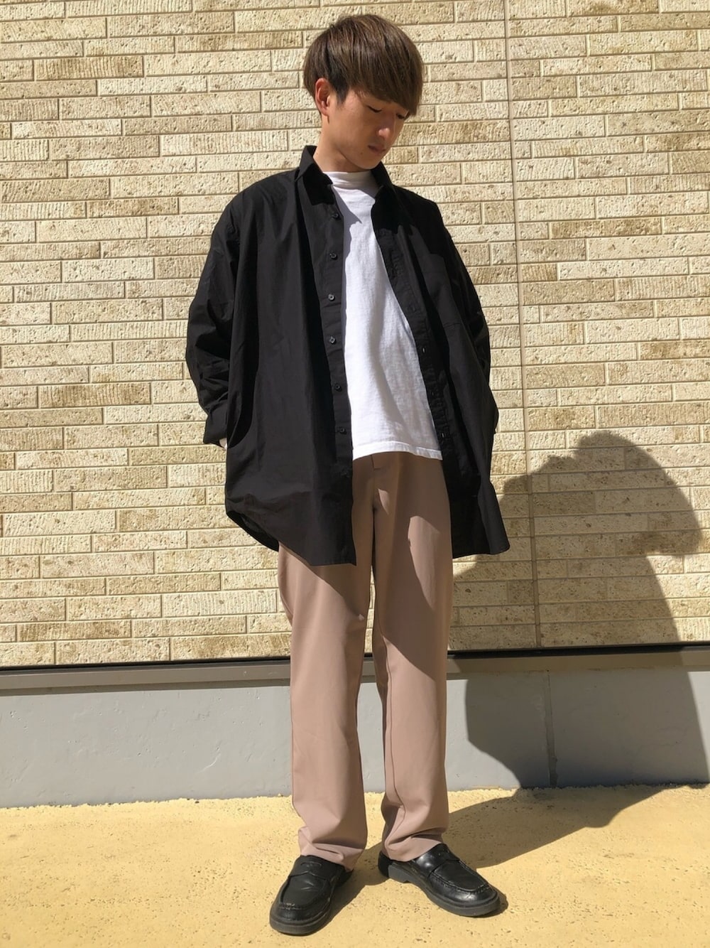 ホワイト系のTシャツ/カットソー、ブラック系のシャツ/ブラウス、ベージュ系のその他パンツを着用したメンズの春コーディネートの1枚目の写真