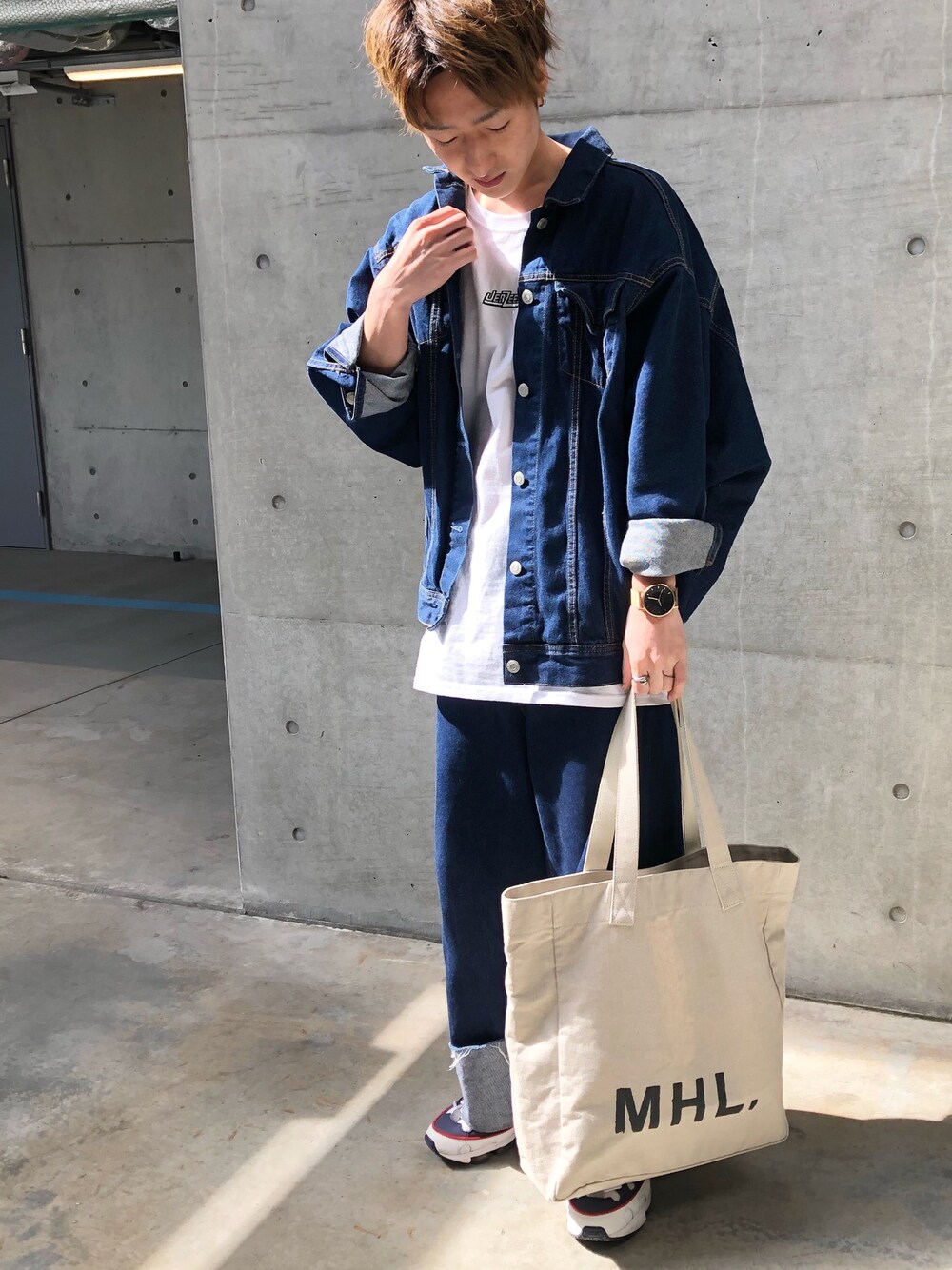 ブルー系のデニムジャケット、ブルー系のデニムパンツ、ホワイト系のTシャツ/カットソーを着用したメンズの春コーディネートの1枚目の写真