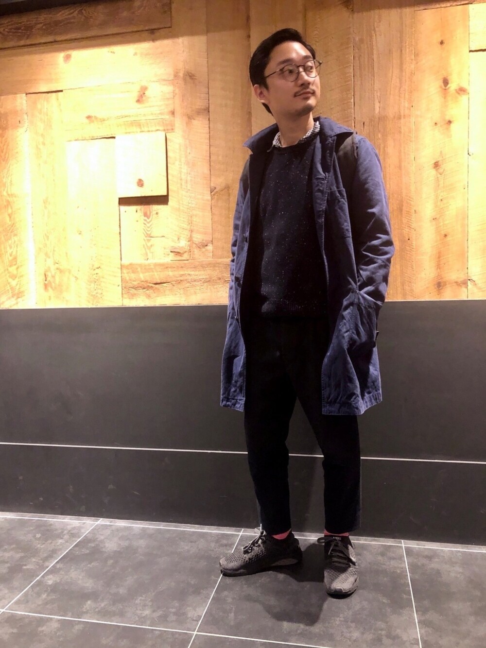 ブラック系のその他パンツ、ブルー系のニット/セーター、ブルー系のチェスターコートを着用したメンズの冬コーディネートの1枚目の写真