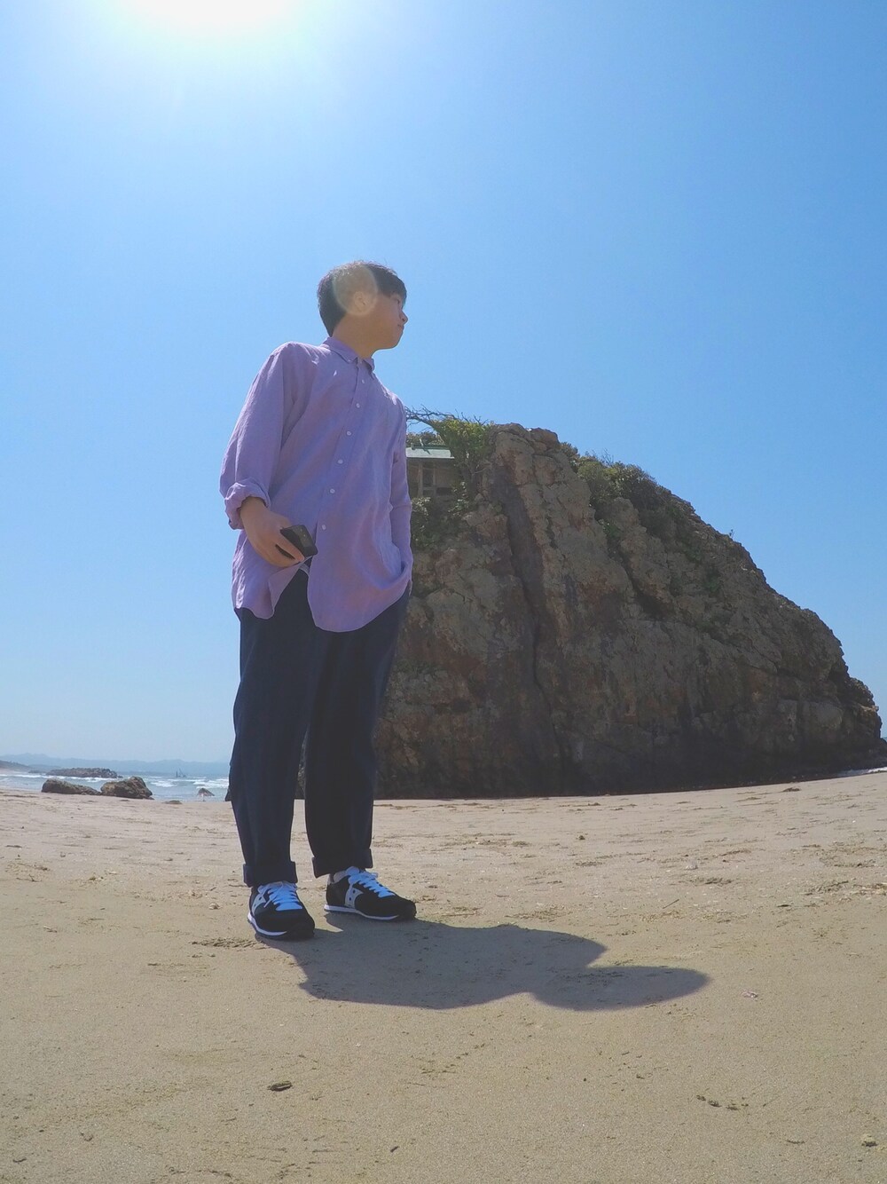 「出雲、稲佐の浜、春、インスタ映え、インスタ映え気取ってみた、スニーカー、サッカニー jazz、サッカニー、ポロラルフローレン、Gopro」｜「RALPH LAURENのアイテム（シャツ/ブラウス、パープル系）」を使った、ryot@さん（メンズ・165cm）の春コーディネートの1枚目の写真