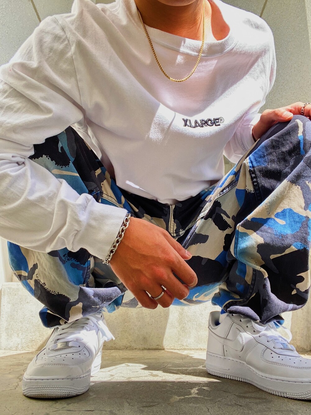 「秋コーデ、ストリート、XLARGE、カーゴパンツ、エアフォースワン」｜「XLARGEのL/S TEE EMBROIDERY STANDARD LOGO（Tシャツ/カットソー、ホワイト系）」を使った、つばささん（メンズ・162cm）の秋コーディネートの1枚目の写真