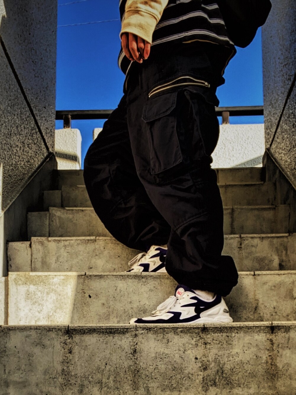 「冬コーデ、XLARGE、リュック、エアマックス、カーゴパンツ」｜「XLARGEのCARGO EASY PANTS（カーゴパンツ、ブラック系）」を使った、つばささん（メンズ・162cm）の秋コーディネートの1枚目の写真