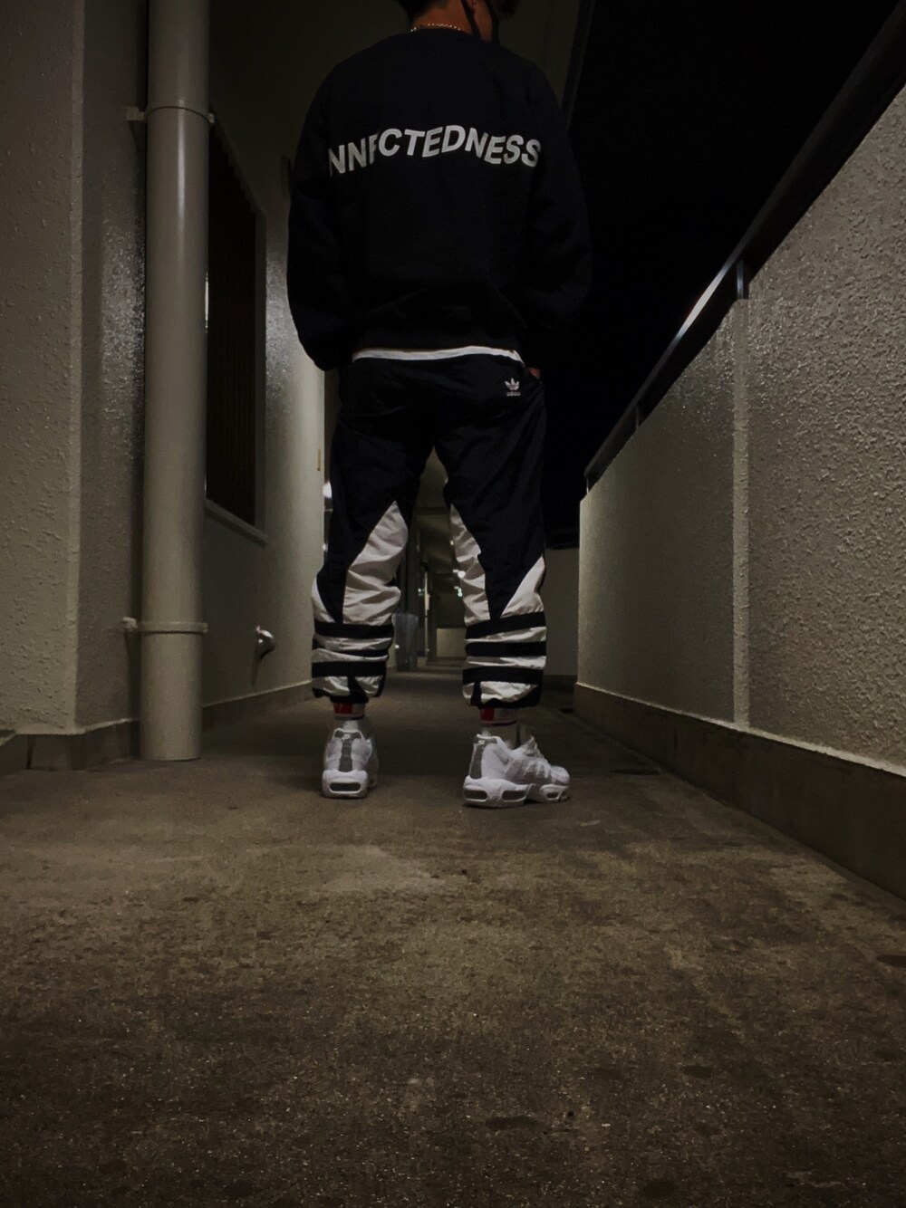 「スニーカーコーデ、ストリート、モノクロ、低身長」｜「adidas Originalsのアイテム（その他パンツ、ブラック系）」を使った、つばささん（メンズ・162cm）の冬コーディネートの1枚目の写真