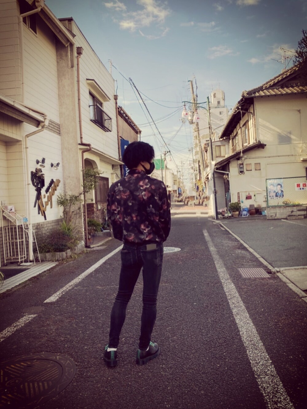 「カジュアルコーデ、Dr.Martens、柄シャツ、デニムパンツ、スキニーデニム、お洒落さんとつながりたい、ファッションの力を信じよう、#今日のコーデ、休日コーデ、低身長」｜「Dr. Martensのアイテム（シューズ、ブラック系）」を使った、つばささん（メンズ・162cm）の冬コーディネートの1枚目の写真