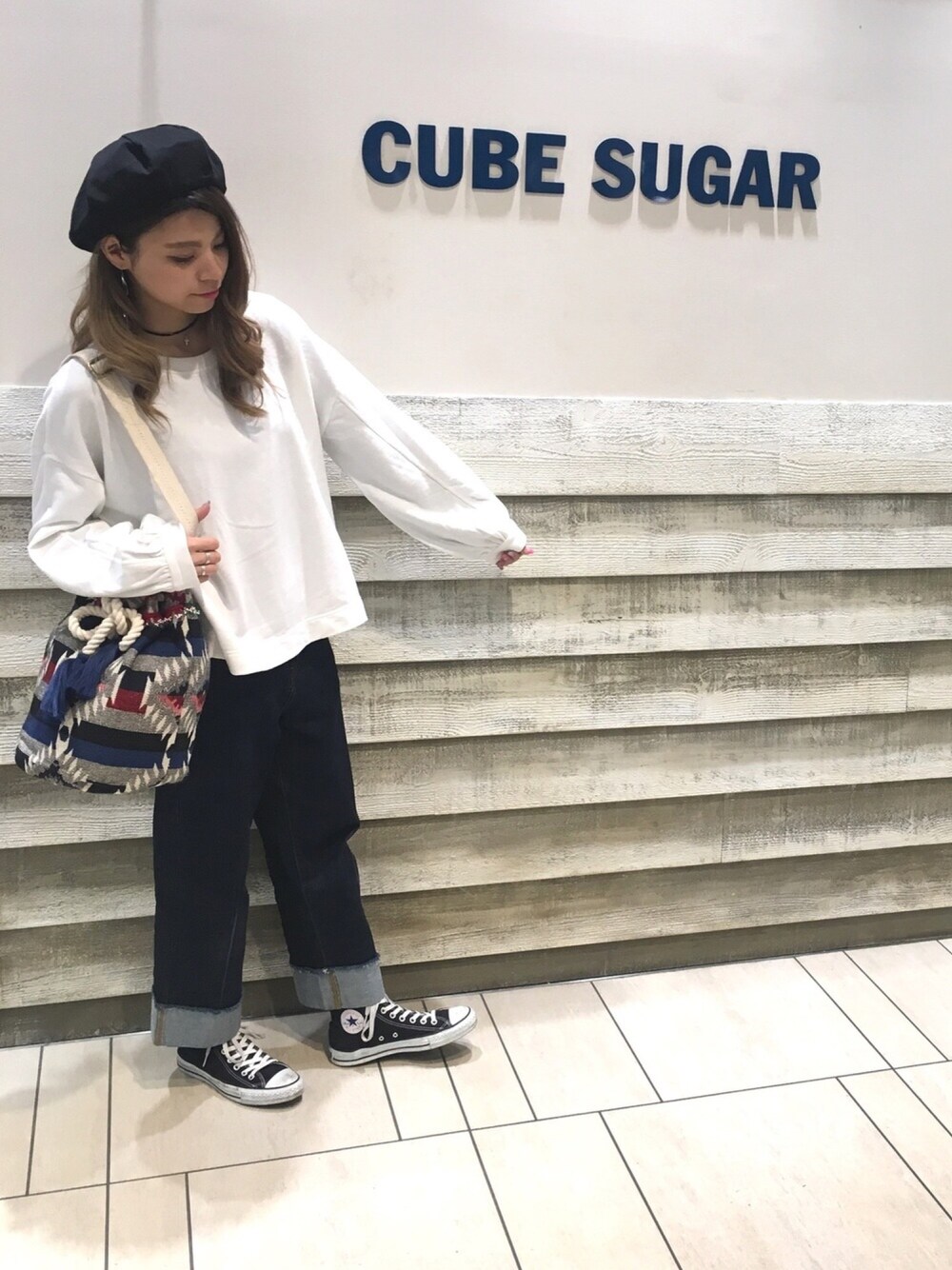 「大人カジュアル、シンプルコーデ、パンツスタイル、今日のコーデ、春コーデ、デニムパンツ、casual、converse、ベレー帽、CUBE SUGAR」｜「CUBE SUGARのアイテム（Tシャツ/カットソー、ホワイト系）」を使った、なつさん（レディース・162cm）の春コーディネートの1枚目の写真