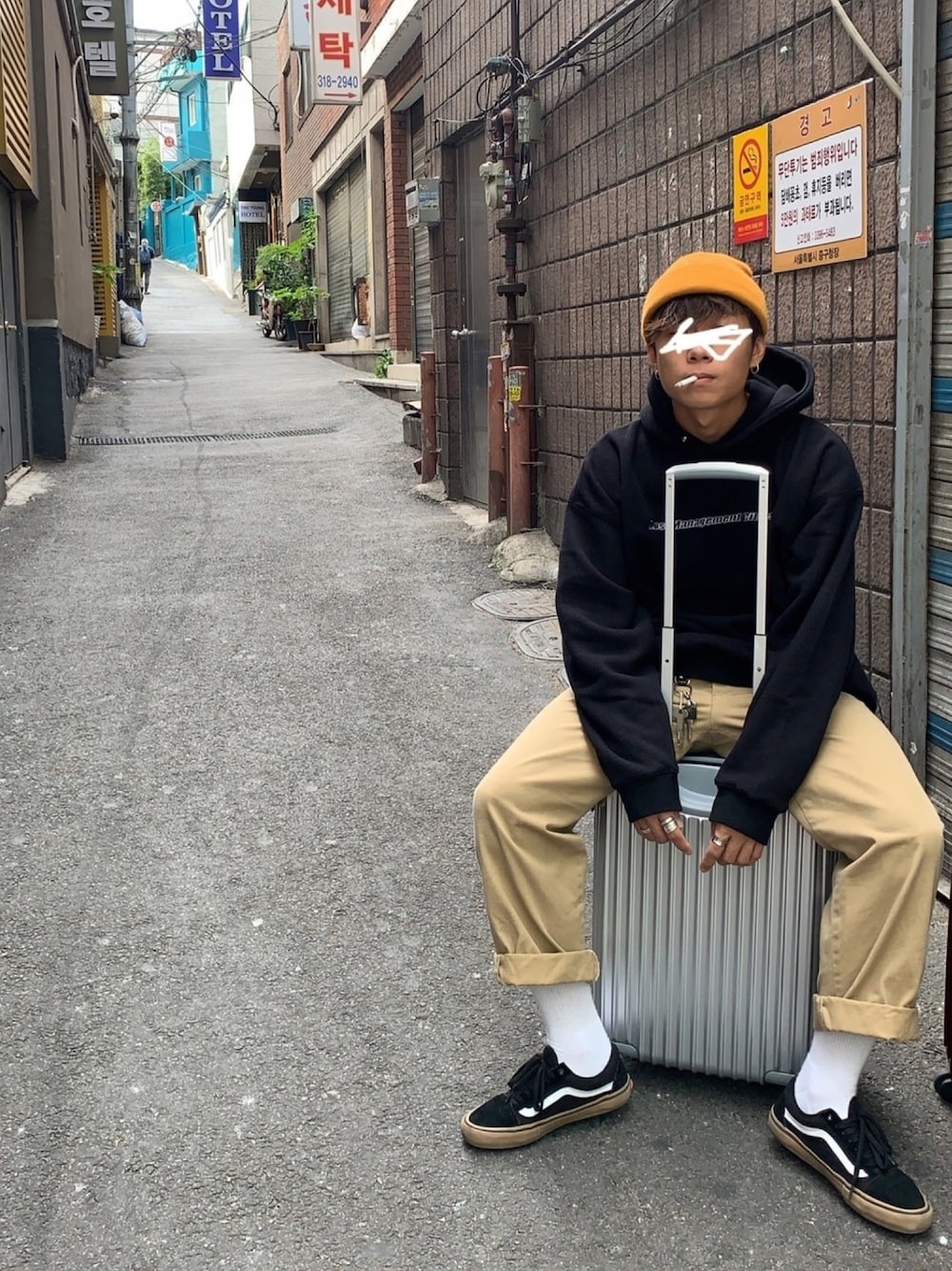 「黒、韓国、ホンデ、パーカー、ビッグシルエット、SK8　」｜「DickiesのDickies/ディッキーズ 874 ワークパンツ ワイドチノパンツ（チノパンツ、ベージュ系）」を使った、10.5.1dさん（メンズ・168cm）の秋コーディネートの1枚目の写真