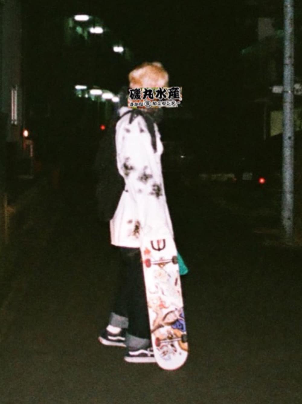 ブラック系のバッグ、ホワイト系のミリタリージャケット、ブラック系のデニムパンツを着用したメンズの冬コーディネートの1枚目の写真