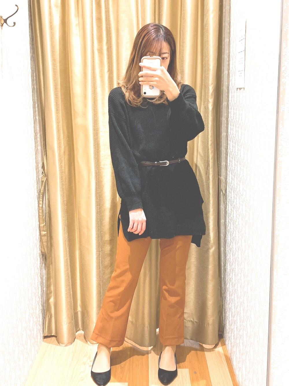 「秋冬コーデ、オトナカジュアル、黒コーデ、秋のコーデ、チュニック、パンツスタイル、シンプルコーデ」｜「earth music&ecologyの・畦編みニットチュニック(3ゲージ) ●（チュニック、ブラック系）」を使った、saaatpiさん（レディース・167cm）の秋コーディネートの1枚目の写真