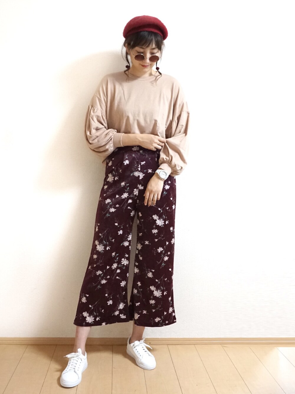 「オトナ女子、秋服準備はじめました、スニーカーコーデ、プチプラコーデ、秋コーデ、花柄パンツ、ベロアパンツ、ボリュームスリーブ、ベレー帽の会、秋色コーデ」｜「Tiffee SELECTの裏地付き花柄ベロアワイドパンツ（その他パンツ、レッド系）」を使った、Tiffee さん（レディース・173cm）の秋コーディネートの1枚目の写真