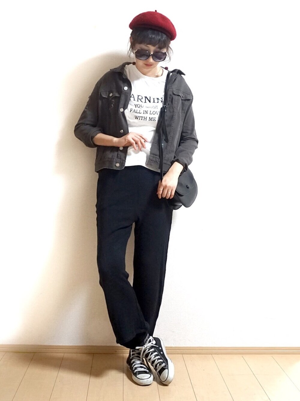 「デニムジャケット、リブパンツ、リラックスパンツ、ロゴT、コンバース オールスター、スニーカー女子、高身長女子、ベレー帽推奨委員会、ママファッション、アイラブCONVERSE」｜「Tiffee SELECTのダメージ加工ヴィンテージGジャンデニムジャケット（デニムジャケット、グリーン系）」を使った、Tiffee さん（レディース・173cm）の秋コーディネートの1枚目の写真