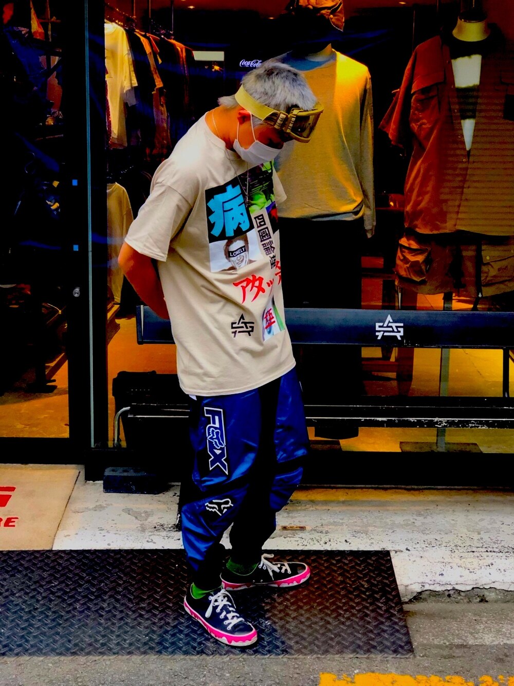 「春コーデ、おしゃれさんと繋がりたい、スニーカーコーデ、Tシャツ、ストリート、論理」｜「LONELY/論理のアイテム（Tシャツ/カットソー、ベージュ系）」を使った、oratokeba1223さん（メンズ・172cm）の春コーディネートの1枚目の写真