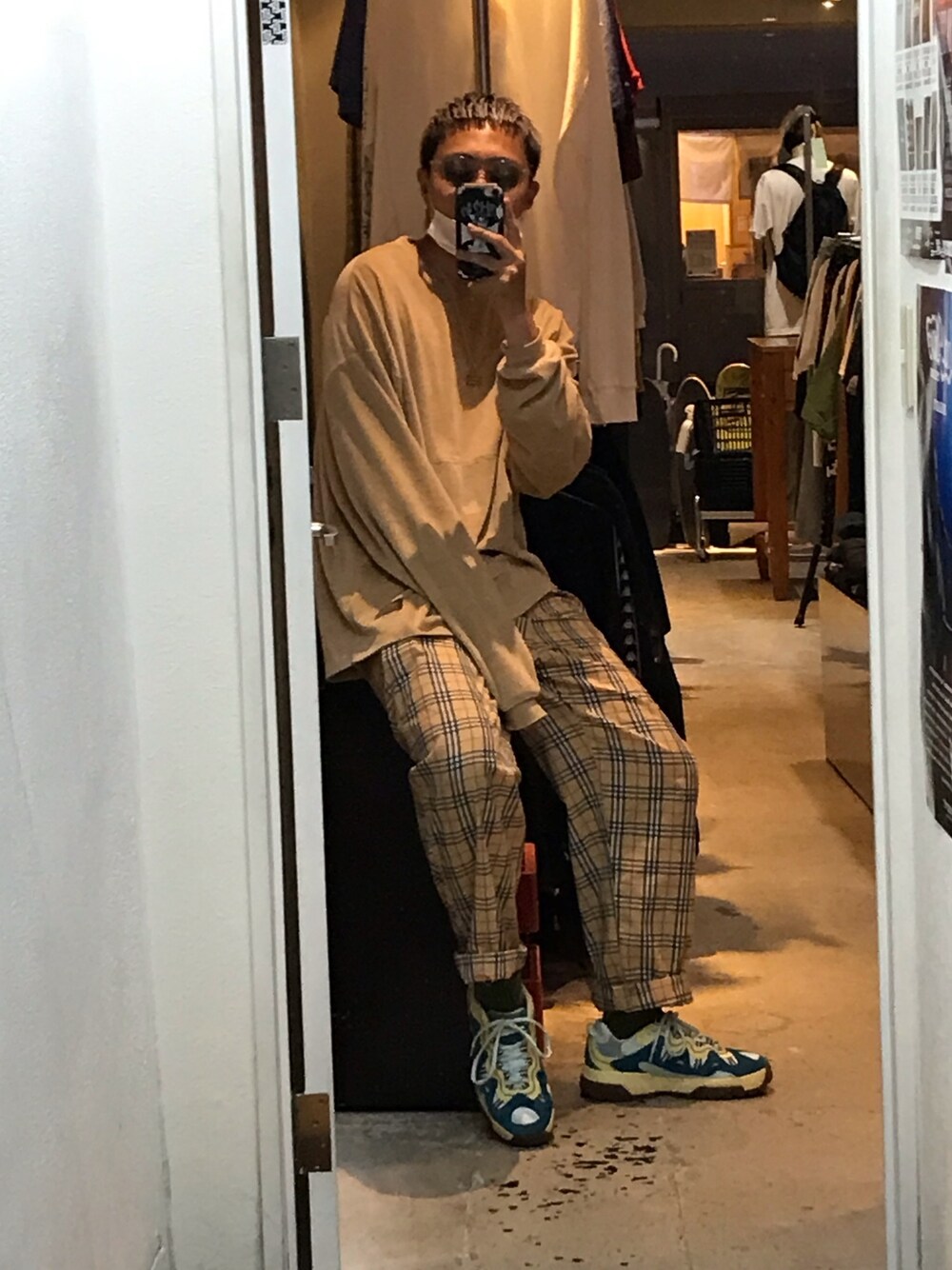 「ワイドパンツ、スニーカー、今日のコーデ、古着MIX、スラックス、お洒落さんとつながりたい、チェックパンツ」｜「TIGHTBOOTH PRODUCTIONのアイテム（Tシャツ/カットソー、ベージュ系）」を使った、oratokeba1223さん（メンズ・172cm）の夏コーディネートの1枚目の写真