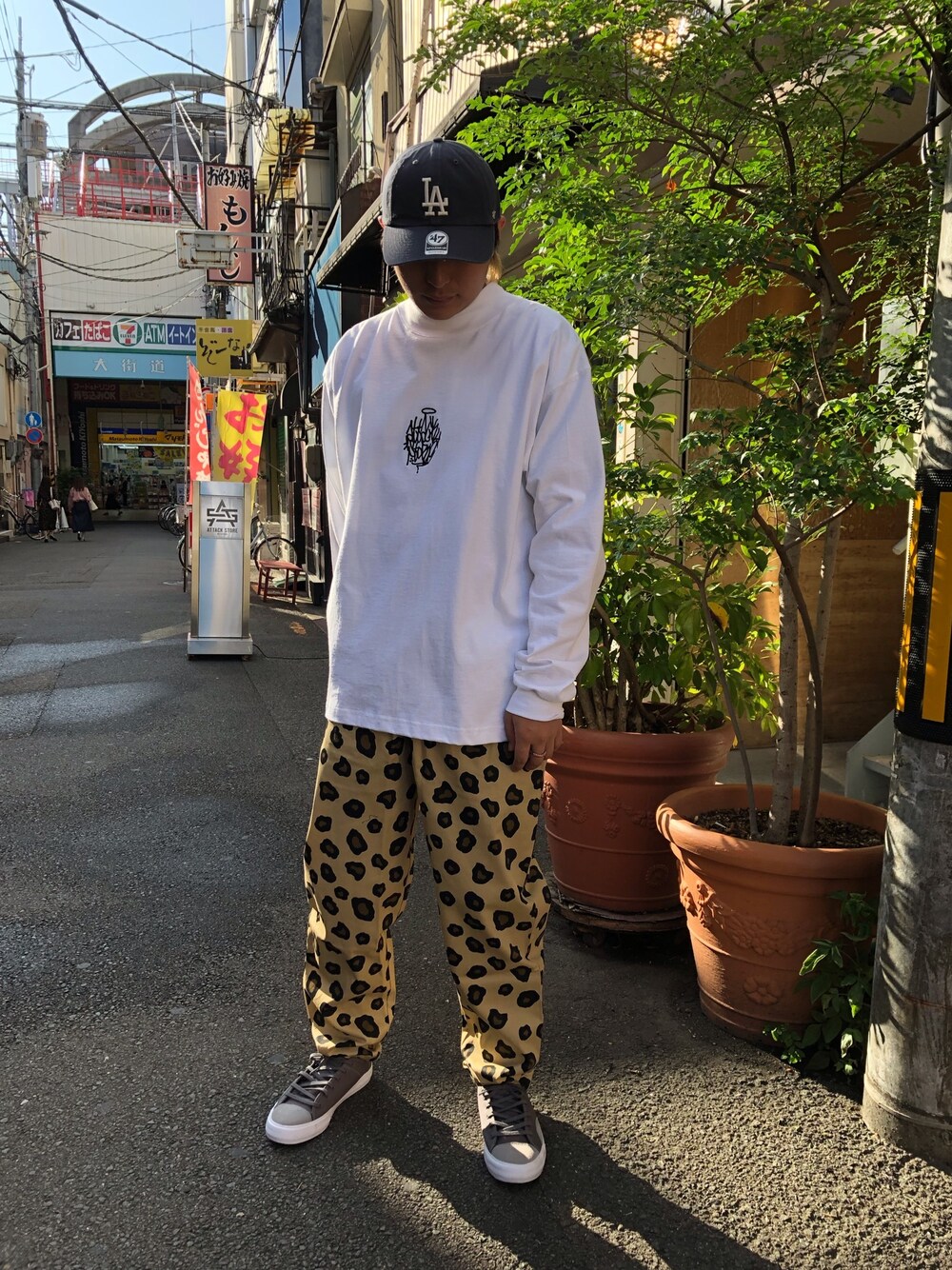 「オトナカジュアル、シンプル、おしゃれさんと繋がりたい、ビックシルエット、リラックススタイル、プチプラ、秋服準備はじめました、ブラウン、ホワイト」｜「ATTACK ORIGINALのアイテム（Tシャツ/カットソー、ホワイト系）」を使った、oratokeba1223さん（メンズ・172cm）の秋コーディネートの1枚目の写真