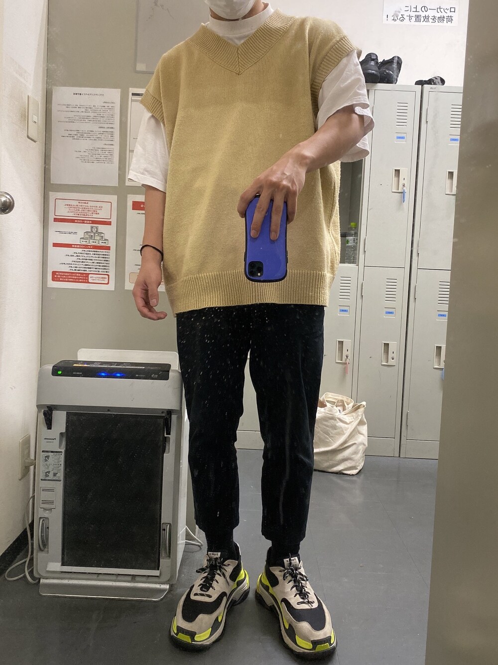 「ニットベスト、ベージュ、白Tシャツ、ダッドスニーカー、BALENCIAGA、プチプラ、シンプル、秋コーデ、大学生、GU」｜「BASQUE magentaの【BASQUE -enthusiastic design-】ビッグシルエット Vネック ニットベスト(無地/チルデン/切替)（ベスト、ベージュ系）」を使った、軍人さん（メンズ・174cm）の秋コーディネートの1枚目の写真