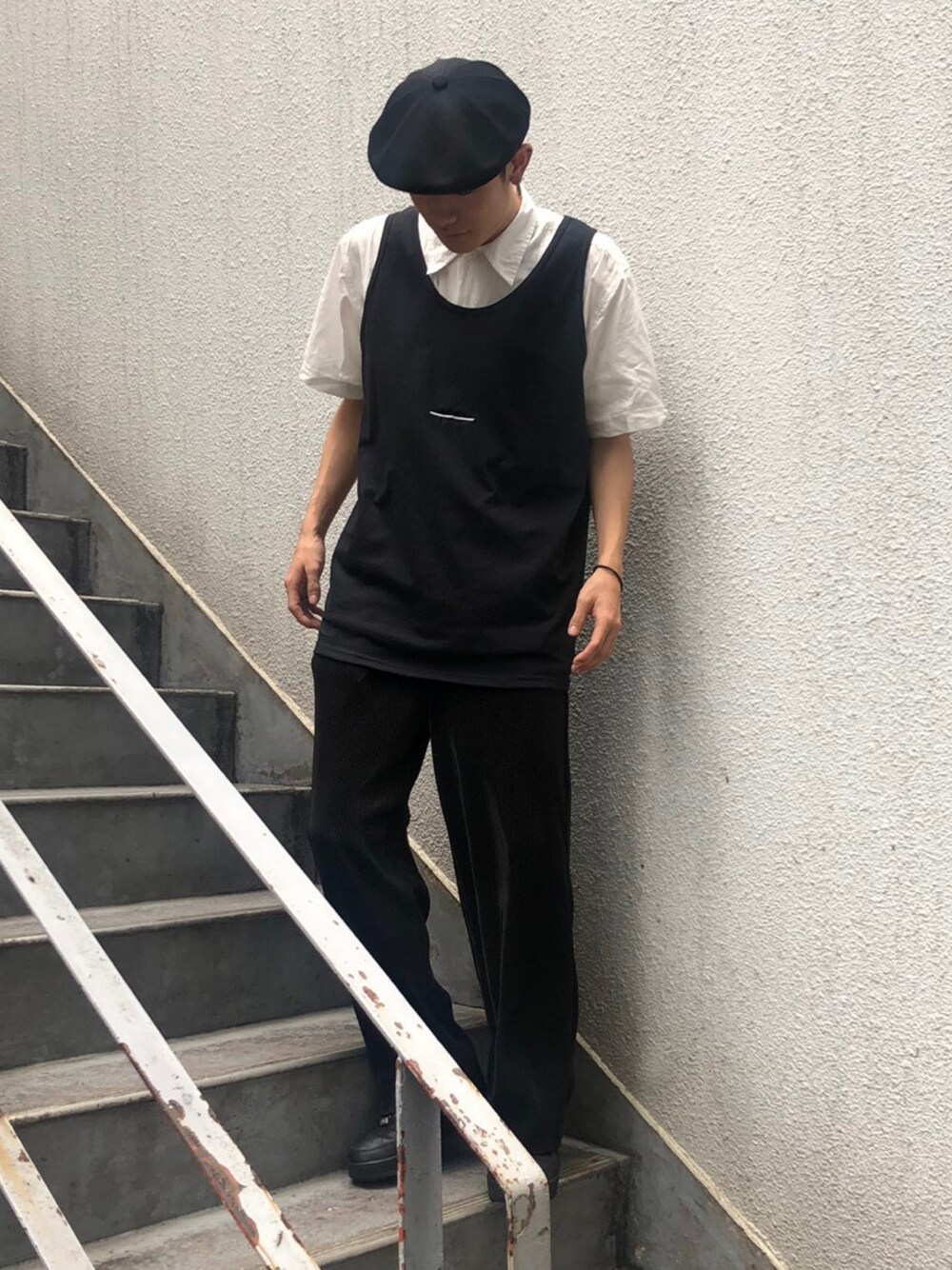 ブラック系のその他パンツ、ブラック系のスニーカー、ブラック系のタンクトップを着用したメンズの夏コーディネートの1枚目の写真