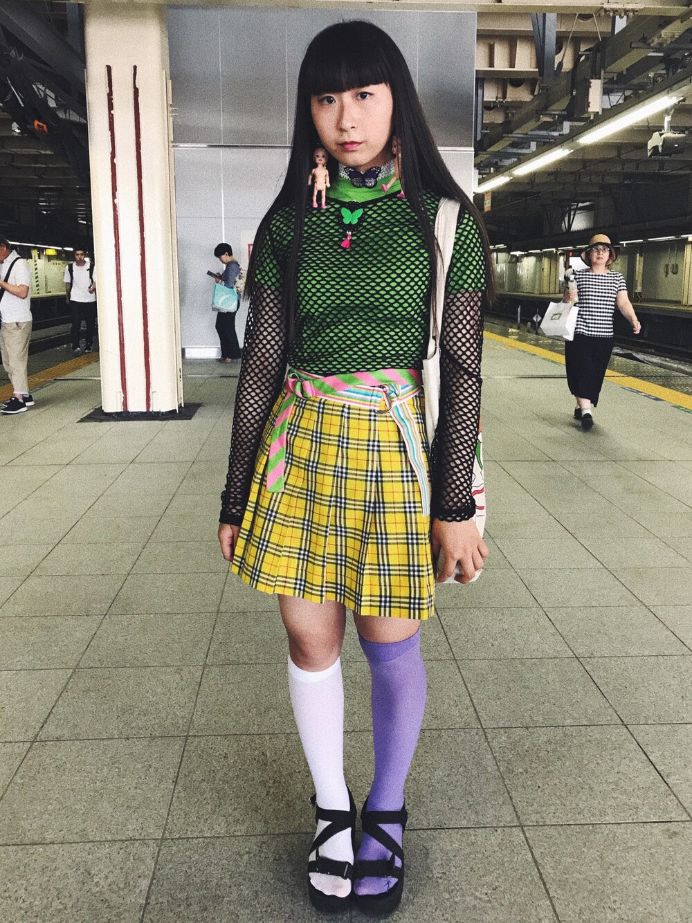 「ootd、ブラックコーデ、海外、dollskill、韓国ファッション、原宿系、原宿、夏、派手、カラフル」｜「海外のアイテム（スカート、イエロー系）」を使った、（＾Ｏ＾☆♪さん（レディース・161cm）の夏コーディネートの1枚目の写真