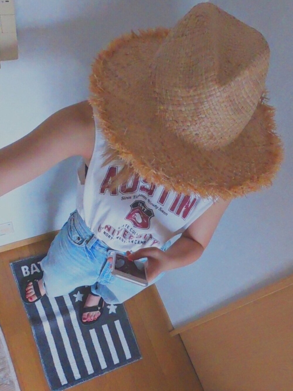 「夏、オトナカジュアル、むぎわら帽子、スポーツサンダル、タンクトップ、休日コーデ、デニム、おしゃれな人と繋がりたい、夏セールで買いました、カジュアルコーデ」｜「LOWRYS FARMのザツザイカットオフＨＡＴ　743302 （ハット、ベージュ系）」を使った、Mさん（レディース・160cm）の夏コーディネートの1枚目の写真