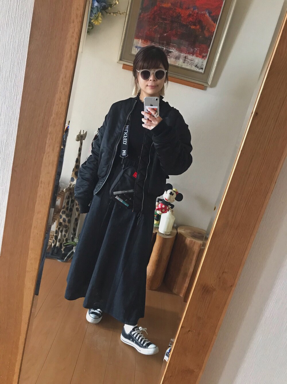 「大人コーデ、シンプル、スカート、黒、休日スタイル、おしゃれさんと繋がりたい、モノトーンコーデ、大人カジュアル、ブラックコーデ」｜「LOWRYS FARMのプリエリプルオーバー　805901（ニット/セーター、ブラック系）」を使った、Mさん（レディース・160cm）の春コーディネートの1枚目の写真