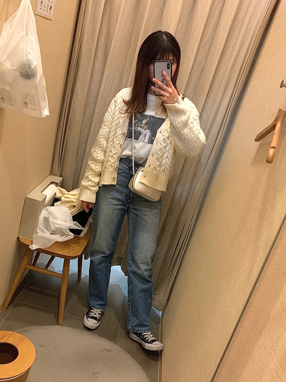 「ゆるコーデ、今日のコーデ、大人カジュアル、デニム、パンツスタイル、はるコーデ、ニットカーディガン」｜「CONVERSEのCONVERSE コンバース ALL STAR OX オールスター オックス　（スニーカー、ブラック系）」を使った、Mさん（レディース・160cm）の冬コーディネートの1枚目の写真