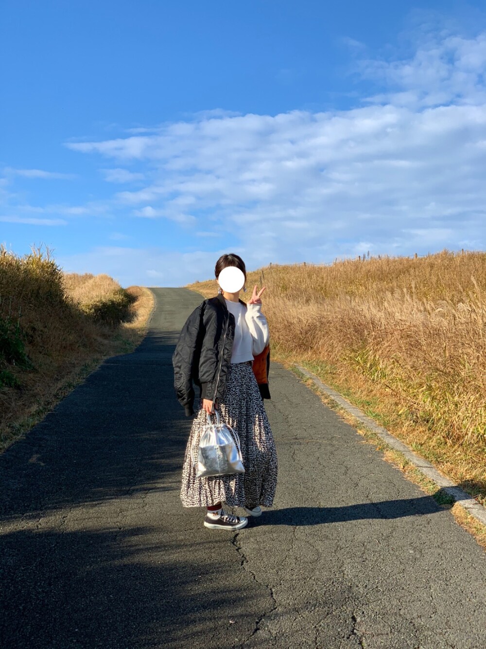 「大人カジュアル、MA-1、冬コーデ、おしゃれさんと繋がりたい、大人かわいい、スカート、コンバース、ブラック、ビッグシルエット」｜「CONVERSEのCONVERSE コンバース ALL STAR OX オールスター オックス　（スニーカー、ブラック系）」を使った、Mさん（レディース・160cm）の秋コーディネートの1枚目の写真