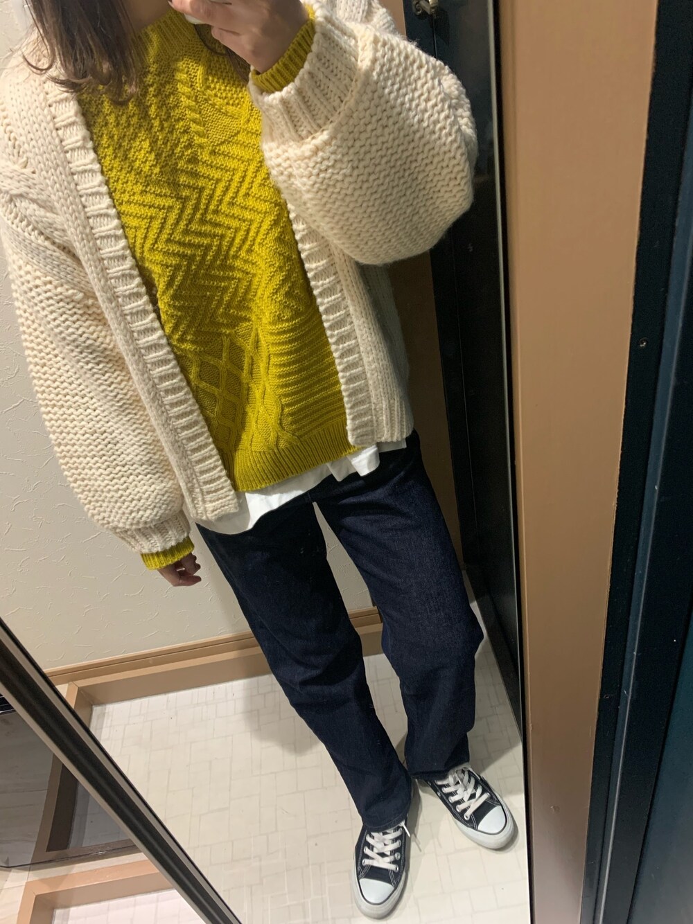 「ニットニット、私の推しブランド、春、大人コーデ、休日スタイル、お洒落さんとつながりたい、大人カジュアル、デニム、LOWRYSFARM、カジユアル」｜「CONVERSEのCONVERSE コンバース ALL STAR OX オールスター オックス　（スニーカー、ブラック系）」を使った、Mさん（レディース・160cm）の冬コーディネートの1枚目の写真