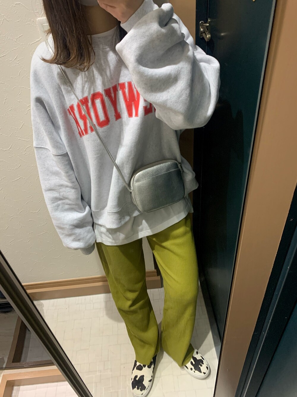 「大人カジュアル、休日スタイル、カジュアル、春カラー、LOWRYSFARM、スエット、ロンT、トレンド、牛柄」｜「LOWRYS FARMのｓｅｌｆｃｕｔリブパンツ　891314（その他パンツ、イエロー系）」を使った、Mさん（レディース・160cm）の冬コーディネートの1枚目の写真
