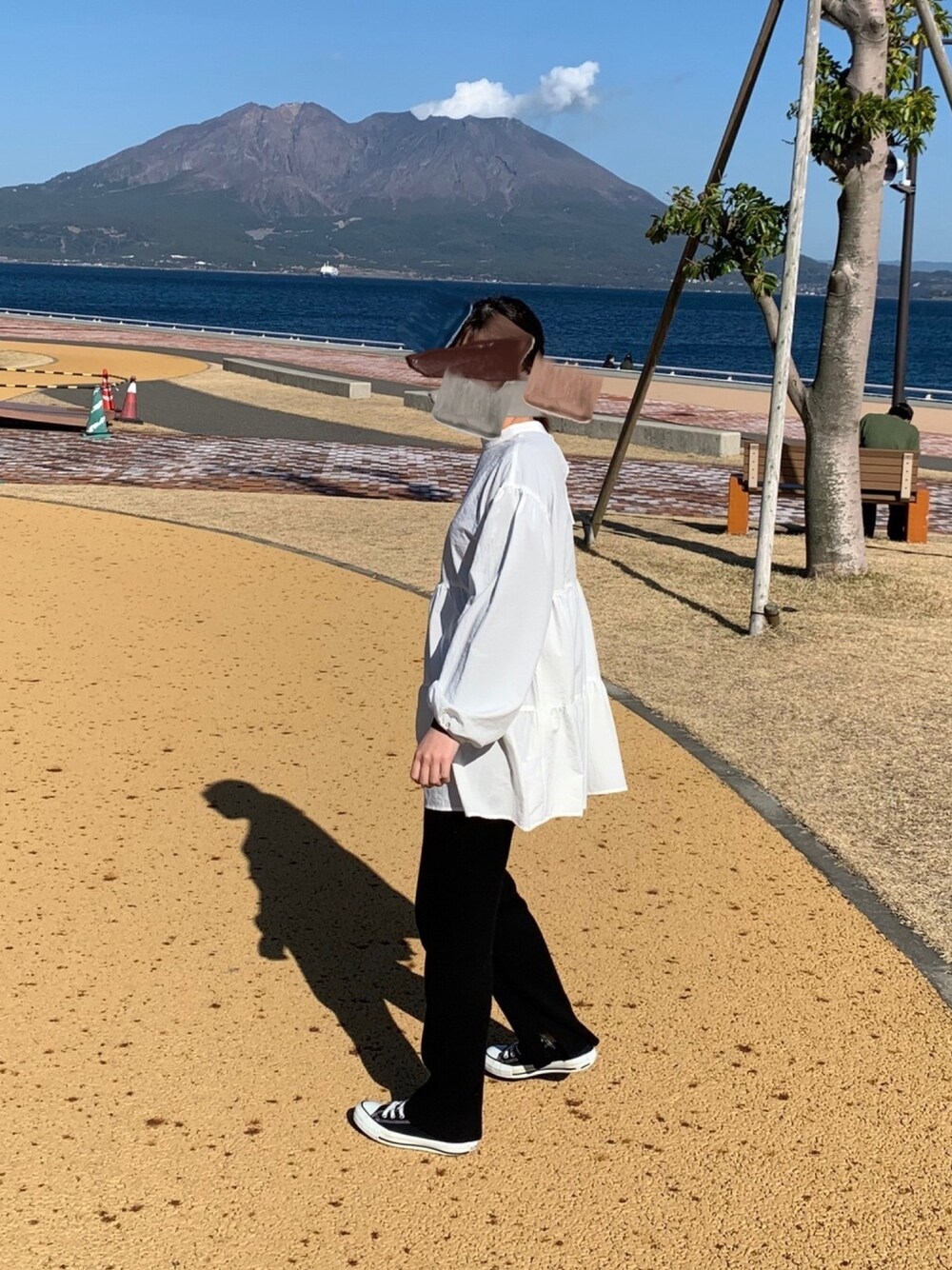 「シャツワンピ、白と黒、春めきシューズ、お洒落さんとつながりたい、休日スタイル、パンツコーデ、オトナカジュアル、シャツスタイル、コンバース、LOWRYSFARM」｜「LOWRYS FARMのニットストレートパンツ　851696（その他パンツ、ブラック系）」を使った、Mさん（レディース・160cm）の春コーディネートの1枚目の写真