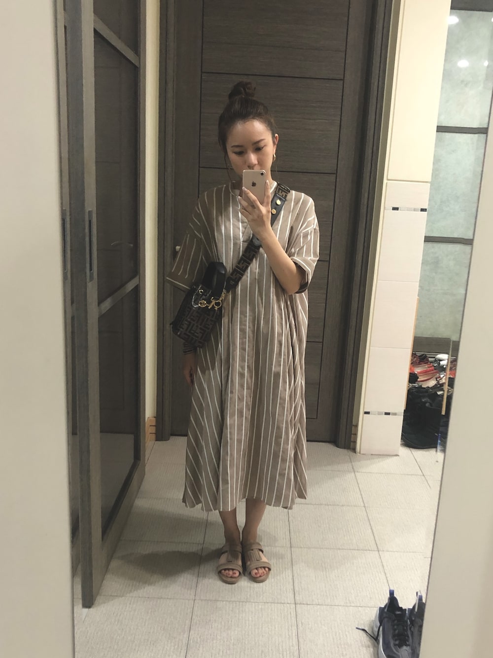TOD'Sのサンダルを使った人気ファッションコーディネート（季節