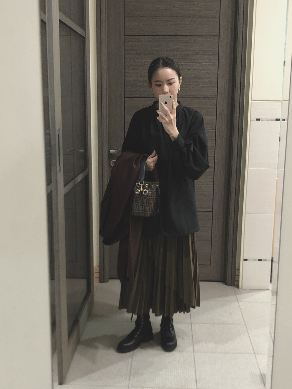 「STYLEMIXERのアイテム（シャツ/ブラウス、ブラック系）」を使った、Jasmine:)さん（レディース・158cm）の冬コーディネートの1枚目の写真