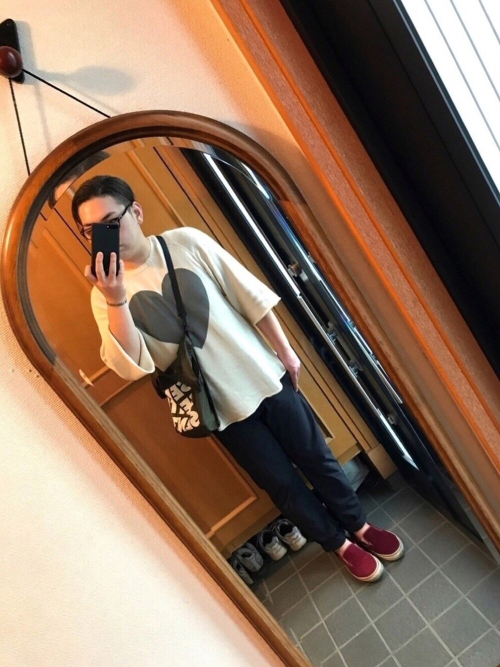 ベージュ系のニット/セーター、ブラック系のその他パンツ、グリーン系のトートバッグを着用したメンズの秋コーディネートの1枚目の写真