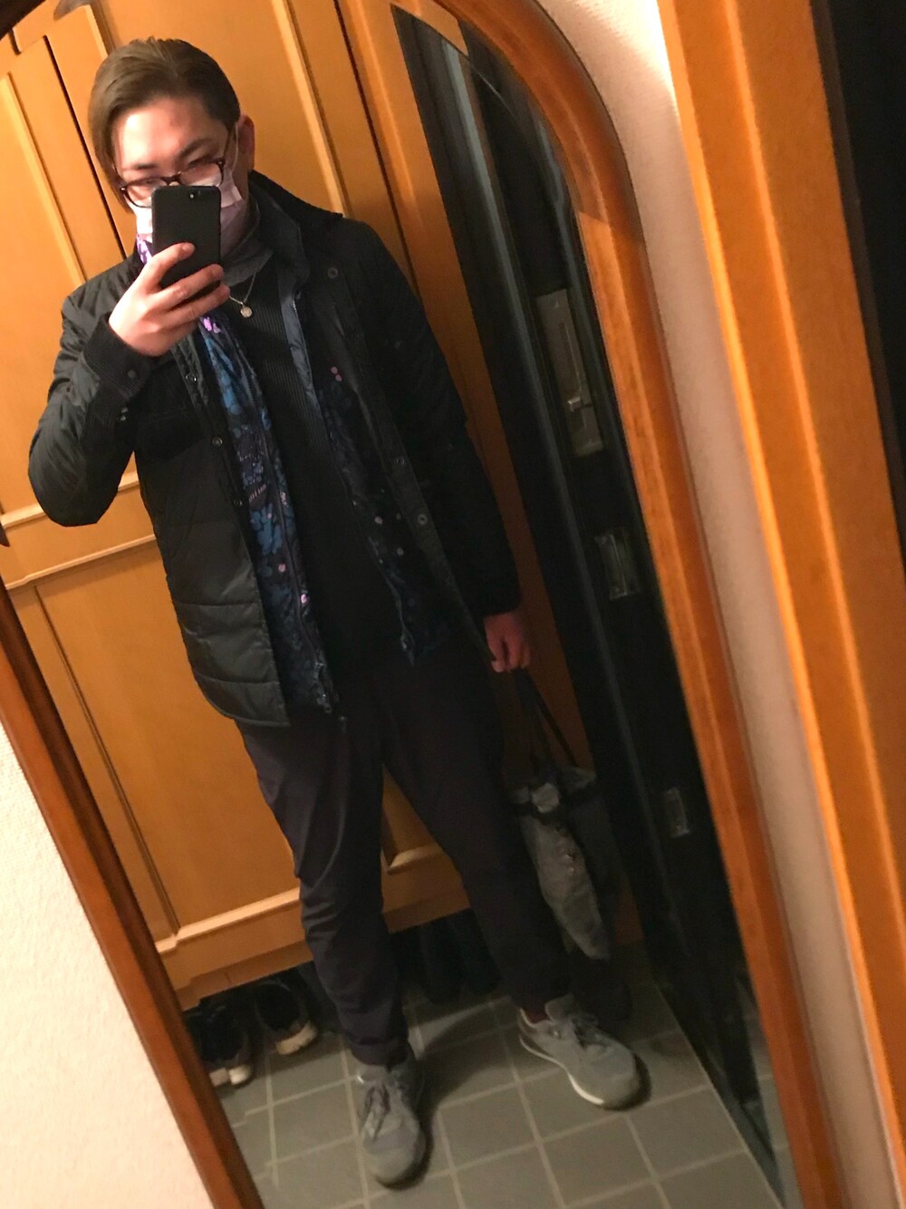 「でぶ、田舎」｜「BOHEMIANSのBOHEMIANS/ボヘミアンズ　別注FLOWER TAFFETA DOWN VEST（ダウンベスト、ブルー系）」を使った、じゅんさん（メンズ・176cm）の冬コーディネートの1枚目の写真