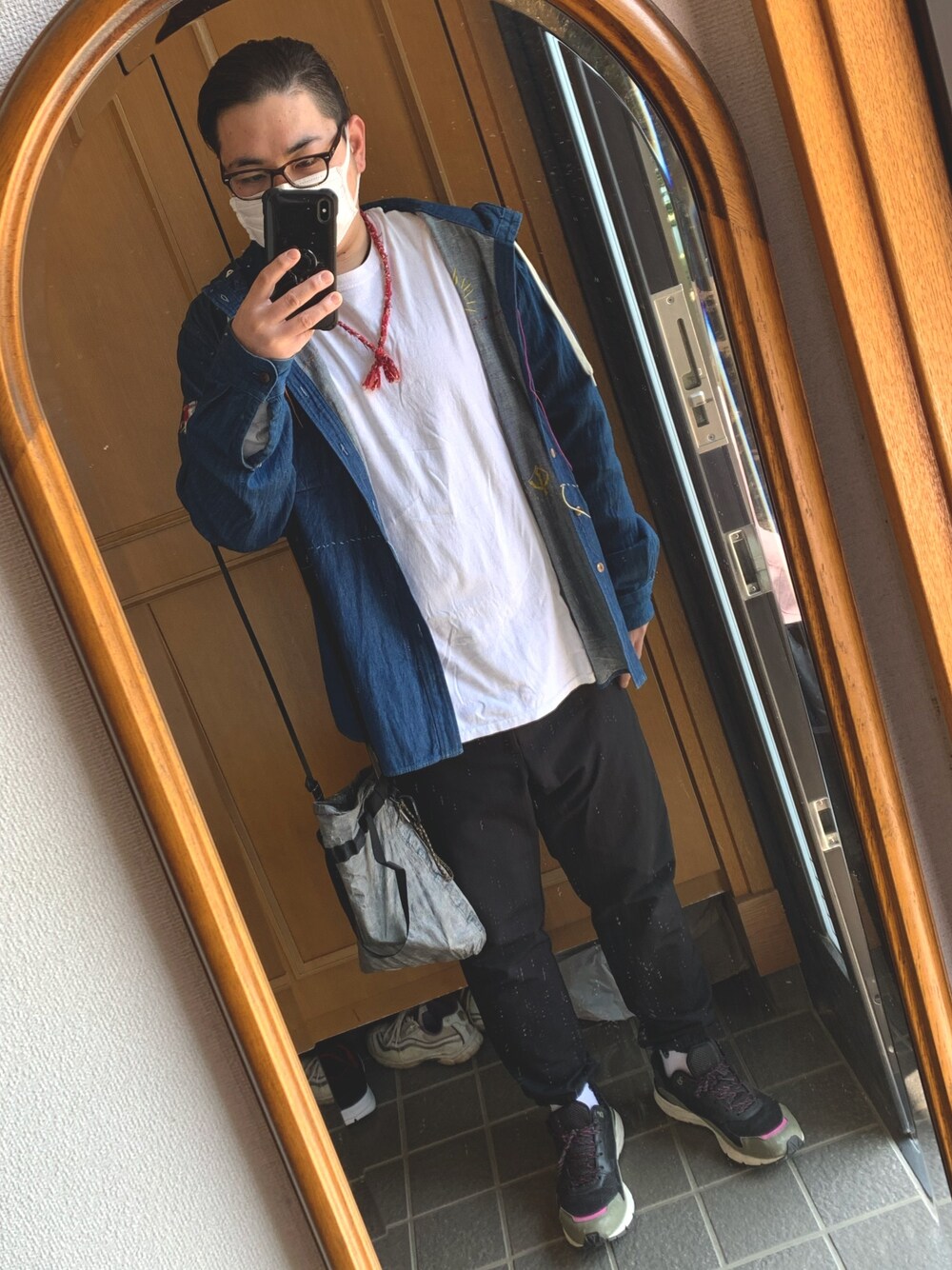 「春、シンプル、ゆるコーデ、でぶ」｜「MANASTASHのMANASTASH/マナスタッシュ　4-WAY JOGGER PANTS　4ウェイジョガーパンツ（その他パンツ、ブラック系）」を使った、じゅんさん（メンズ・176cm）の春コーディネートの1枚目の写真