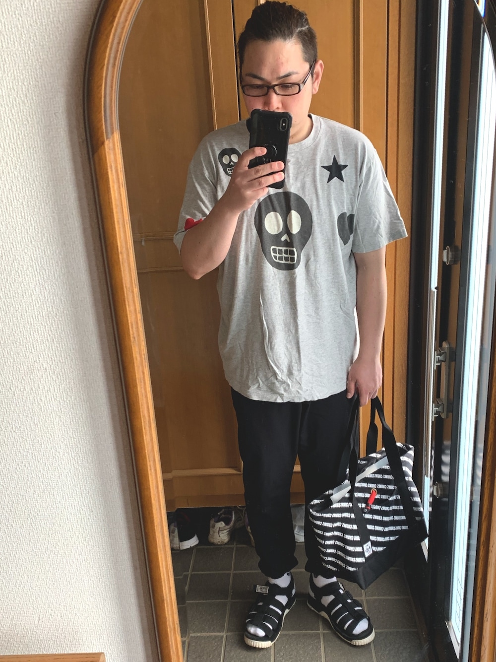 「でぶ、カジュアルコーデ」｜「CHUMSのCHUMS(チャムス)Tote Bag Sweat Nylon トートバッグスウェットナイロン CH60-2674（トートバッグ、ブラック系）」を使った、じゅんさん（メンズ・176cm）の夏コーディネートの1枚目の写真