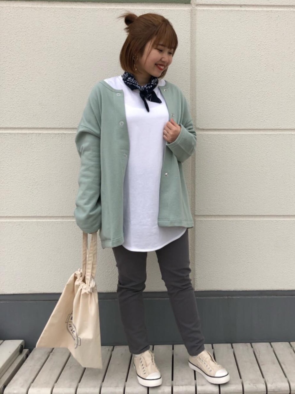 ベージュ系のスリッポン、グリーン系のカーディガン/ボレロ、グレー系のその他パンツを着用したレディースの冬コーディネートの1枚目の写真