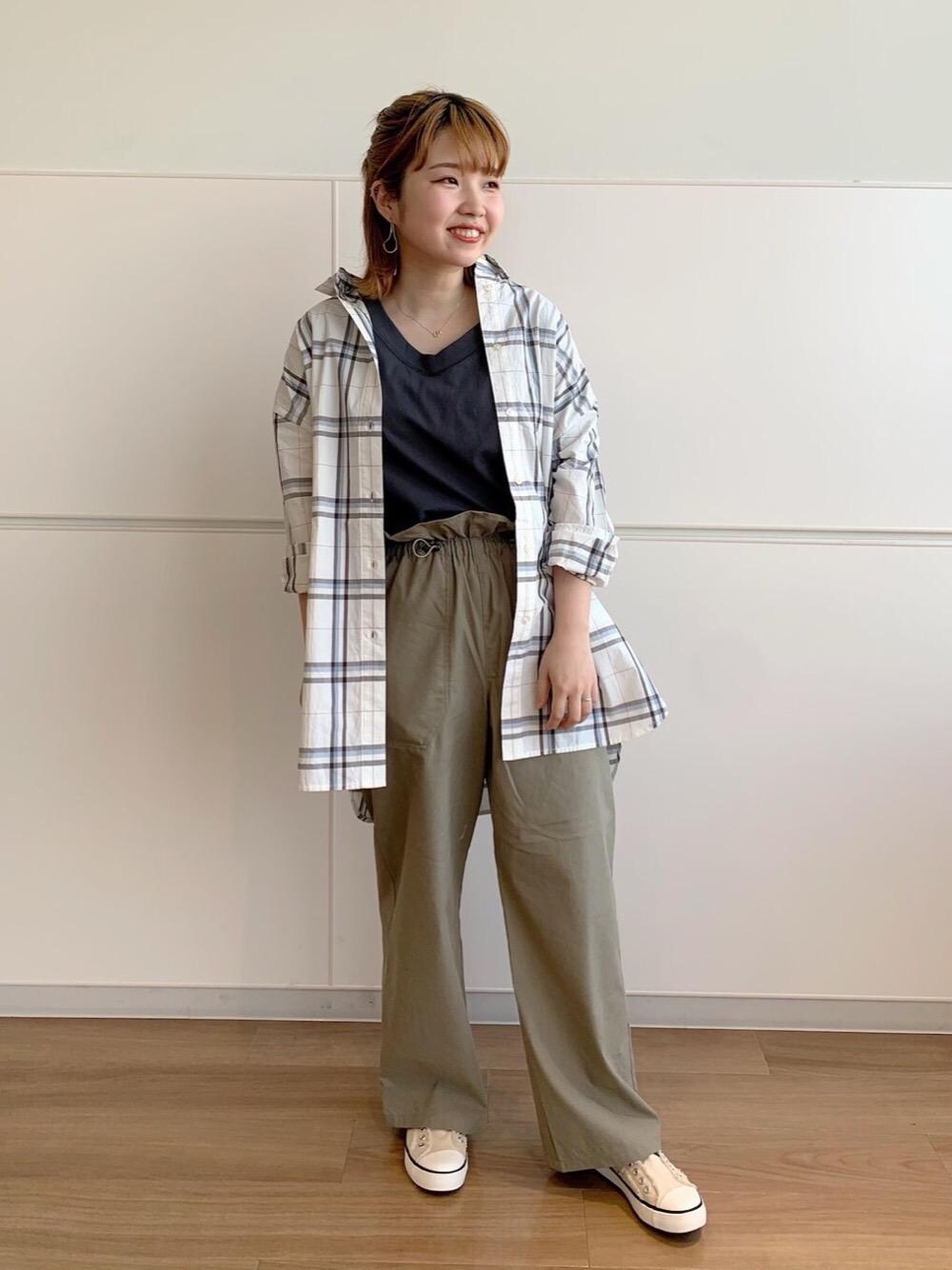 ベージュ系のスリッポン、グリーン系のその他パンツ、ホワイト系のシャツ/ブラウスを着用したレディースの春コーディネートの1枚目の写真