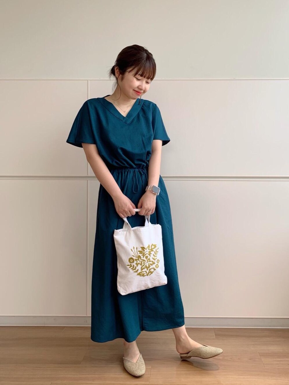 「ワンピース、ミュール、涼しい、夏カラー、着回し抜群、初夏コーデ、カラバリアイテム、きれいめ、Ｖネック、低身長こーで」｜「coenのMarket（マーケット）エスニックエンブロイダリ―2WAYショルダー&トートバッグ（トートバッグ、イエロー系）」を使った、iBuKiさん（レディース・154cm）の春コーディネートの1枚目の写真