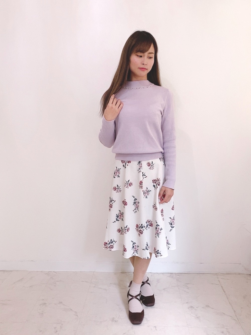 「バレンタイン、休日スタイル、春カラー、プチプラコーデ、キレイめ、花柄、大人コーデ、淡色コーデ、低身長コーデ、ガーリー」｜「31 Sons de modeのアイテム（スカート、ホワイト系）」を使った、みちゃきさん（レディース・154cm）の冬コーディネートの1枚目の写真