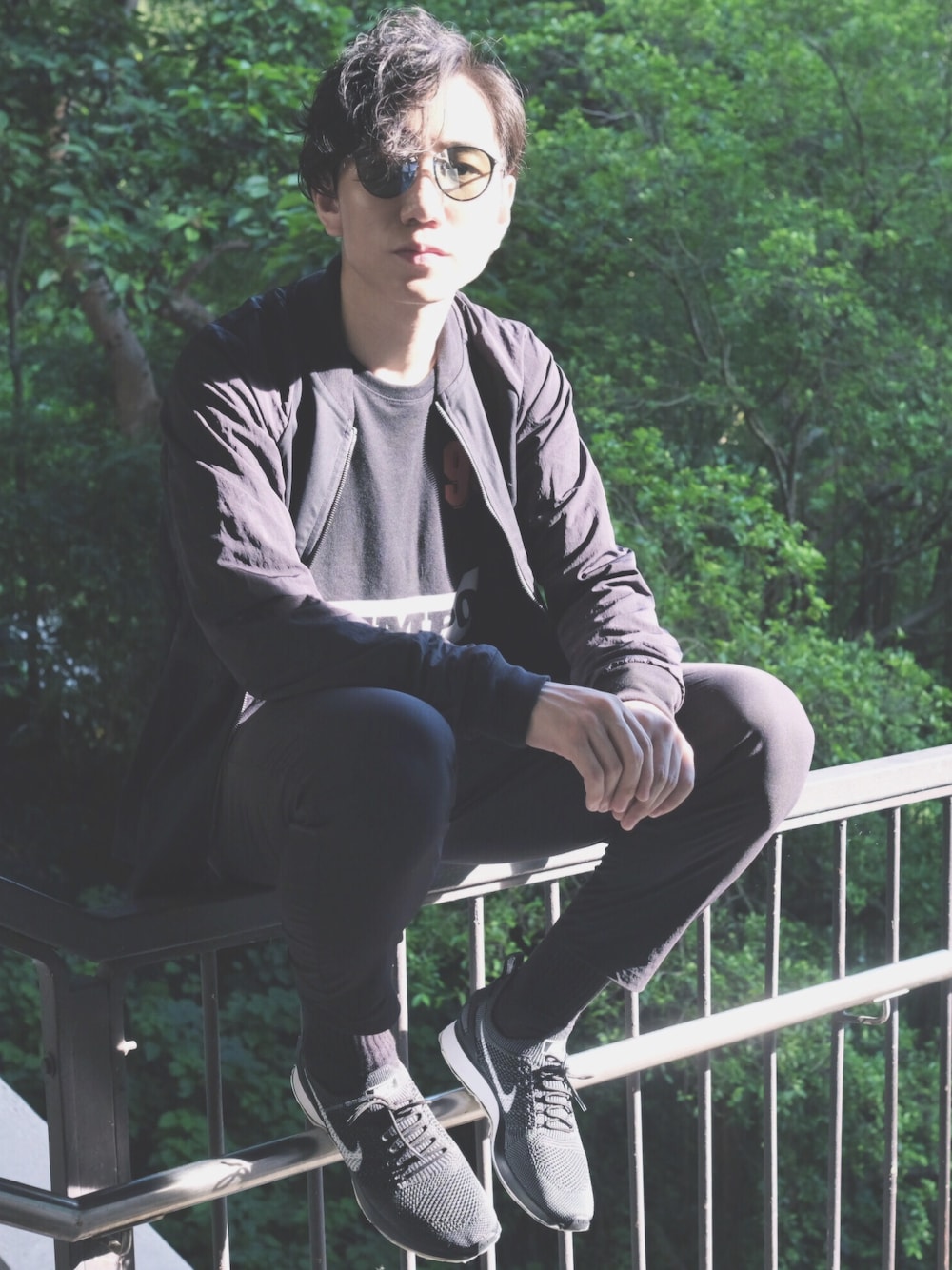 「NIKE、nikelab、ray ban、Hong Kong、hongkonger、mens fashion」｜「NIKEのアイテム（ノーカラージャケット、ブラック系）」を使った、Brian Wongさん（メンズ・173cm）の秋コーディネートの1枚目の写真