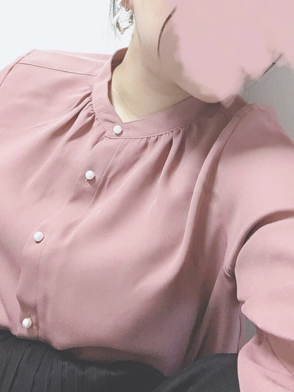 ブラック系のパンツ、ピンク系のシャツ/ブラウス、シルバー系のイヤリングを着用したレディースの夏コーディネートの1枚目の写真