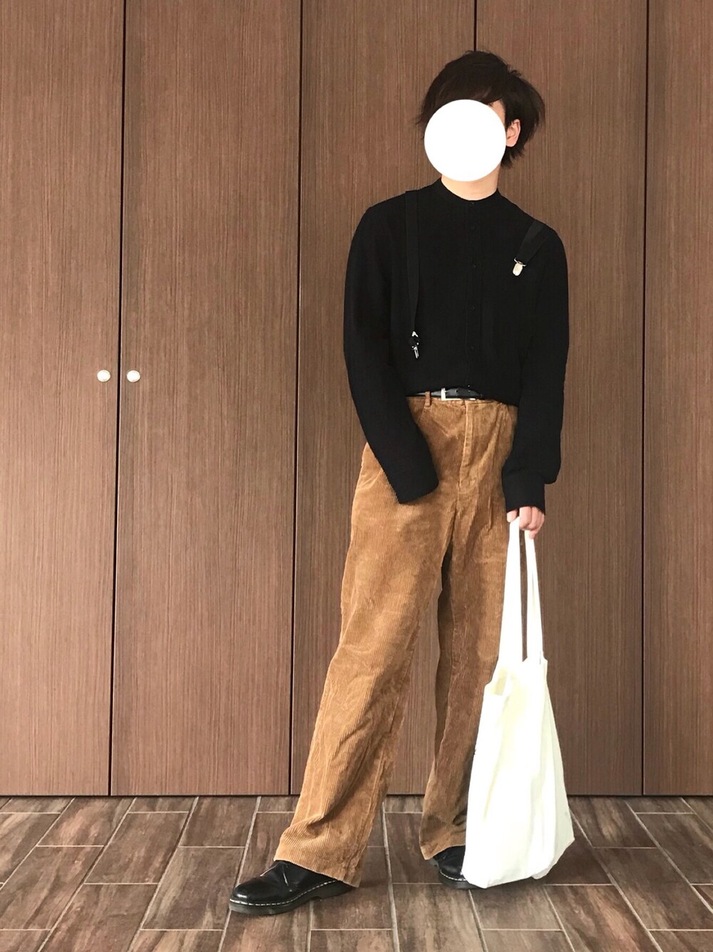 「春コーデ、ワイドパンツ、サスペンダー、Dr.Martens、襟なしシャツ、韓国ファッション、低身長、大学生、相互フォロー」｜「BLISS POINTのブロードバンドカラー長袖/746369（シャツ/ブラウス、ブラック系）」を使った、태형🇸🇪さん（メンズ・167cm）の春コーディネートの1枚目の写真