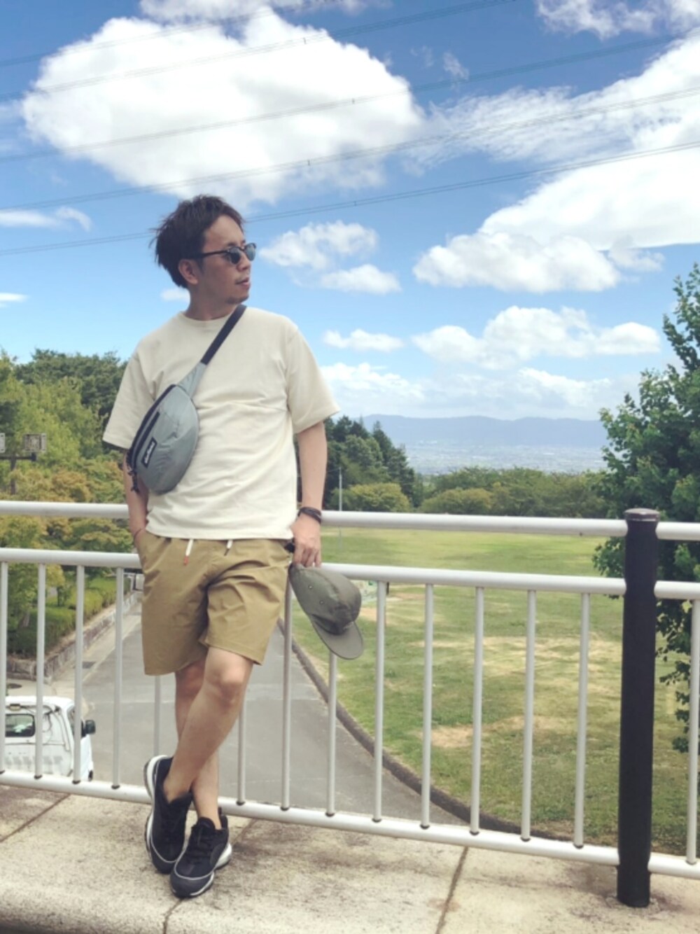 「夏、ビッグシルエット、無地T、ショートパンツ、ジェットキャップ、ボディバッグ、AIRMAX98、サングラス」｜「WILD THINGSのWILD THINGS/別注ボディバッグ（ボディバッグ/ウエストポーチ、グレー系）」を使った、まっほんさん（メンズ・170cm）の夏コーディネートの1枚目の写真