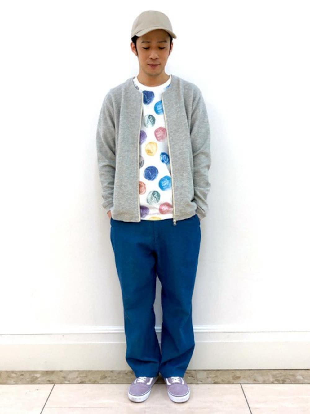 グレー系のカーディガン/ボレロ、その他のTシャツ/カットソー、ブルー系のデニムパンツを着用したメンズの春コーディネートの1枚目の写真
