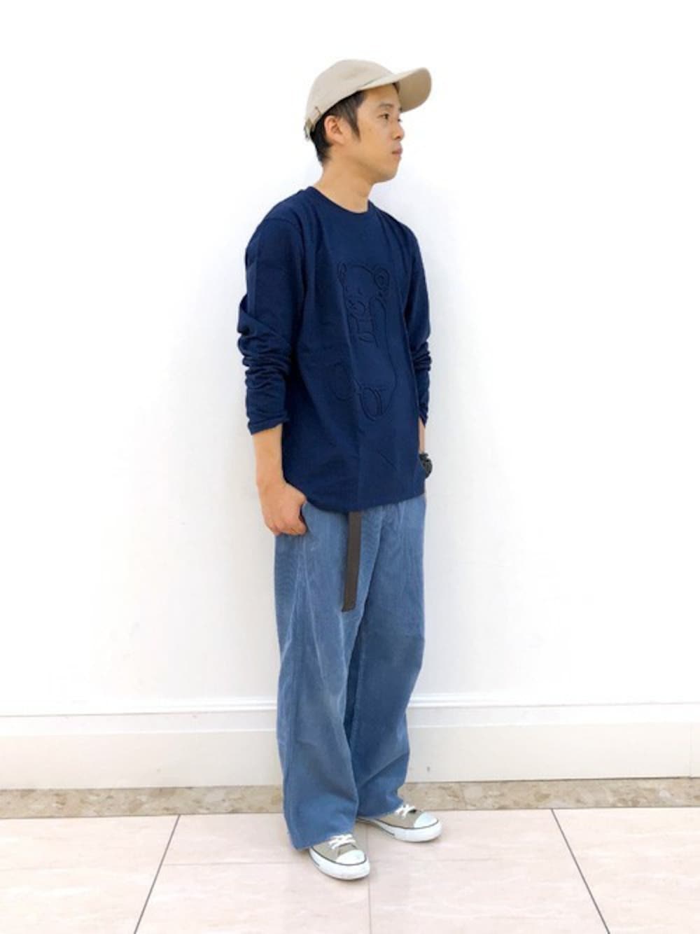 ブルー系のTシャツ/カットソー、ブルー系のその他パンツ、ベージュ系のスニーカーを着用したメンズの秋コーディネートの1枚目の写真