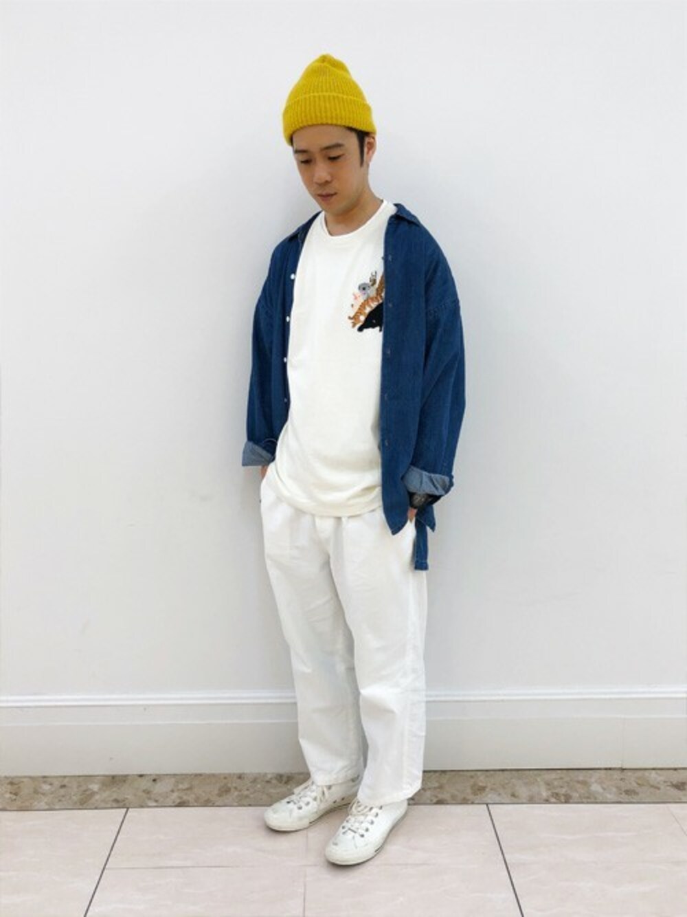 ホワイト系のTシャツ/カットソー、ブルー系のシャツ/ブラウス、ホワイト系のスニーカーを着用したメンズの春コーディネートの1枚目の写真