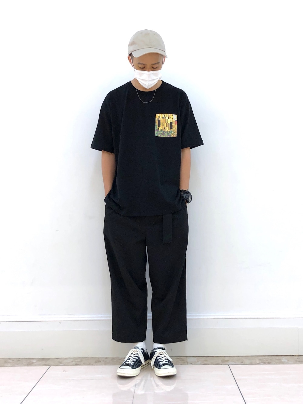 ブラック系のTシャツ/カットソー、ブラック系のその他パンツ、ブラック系のスニーカーを着用したメンズの冬コーディネートの1枚目の写真