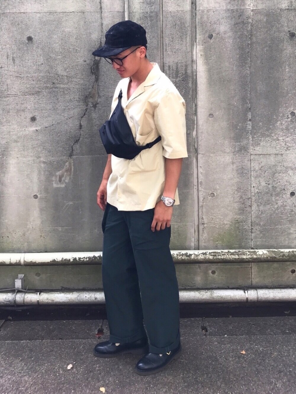 「壁、キャップ、革靴、メガネ男子、そろそろ秋、半袖シャツ」｜「Hender SchemeのHender Scheme water proof pig jet cap (bs-c-jpc)（キャップ、ブラック系）」を使った、takaさん（メンズ・171cm）の秋コーディネートの1枚目の写真