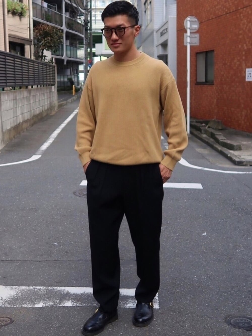 「秋冬コーデ、休日スタイル、シンプル、キレイめ、ゆるニット、スラックス、ほんとは、ダークネイビー、ほぼ黒」｜「AURALEEの＜AURALEE＞RIB KNIT PULLOVER/ニット. ◆（ニット/セーター、ベージュ系）」を使った、takaさん（メンズ・171cm）の秋コーディネートの1枚目の写真