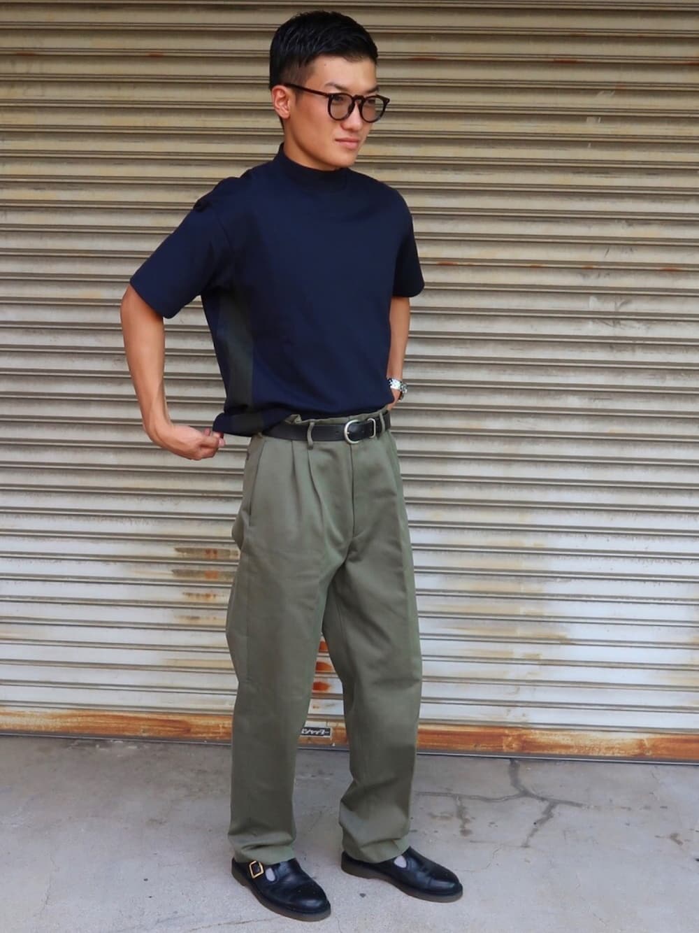 「シャッター前、秋コーデしたいのにまだ暑い、お気に入り、革靴、太パンツ、カーキパンツ、Tシャツイン」｜「guepardのアイテム（サングラス、ブラウン系）」を使った、takaさん（メンズ・171cm）の秋コーディネートの1枚目の写真