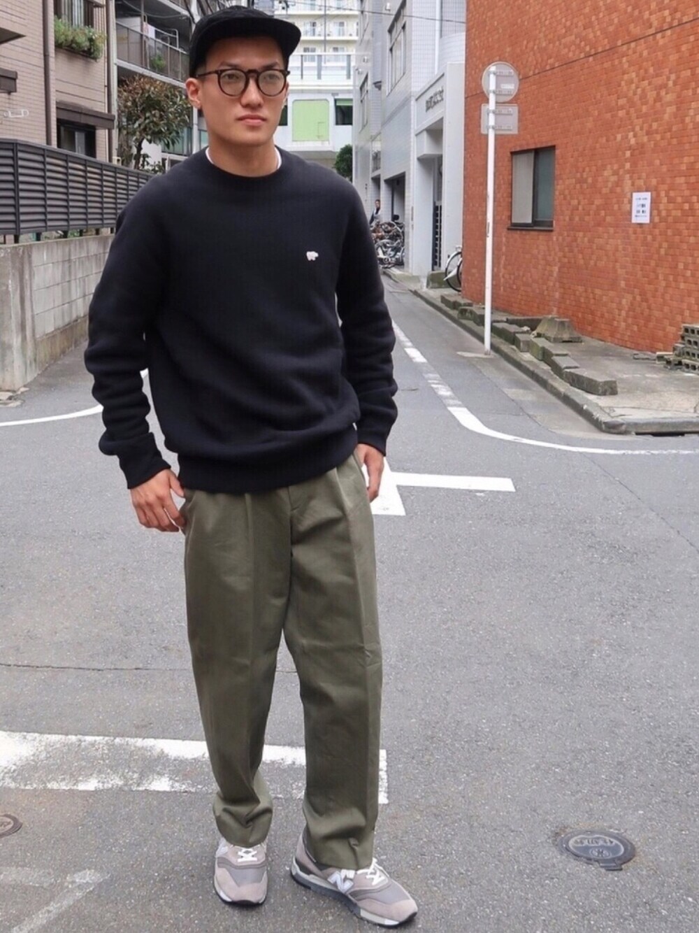 「太パン、トレーナー、ワンポイント、ニューバランス、道、ストレートキャップ、めがね、オーラリー、カーキパンツ、この色が見つからない」｜「NEW BALANCEのNEW BALANCE M997GY (GRAY) 【SP】（スニーカー、グレー系）」を使った、takaさん（メンズ・171cm）の秋コーディネートの1枚目の写真